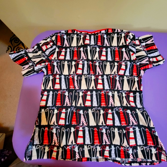 Scrub H.Q. scrub top. Size Medium. 2 front pockets. - Picture 3 of 3
